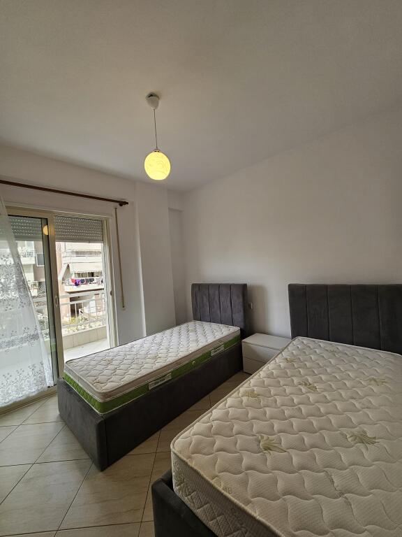 Affittasi: 2+1+2wc+2 balconi 📍Fresku  (vicino a Bunk arti) - 2° piano - 45.000 Lek - Sup.95m² - palazzo nuovo Arredato e molto vicino alla fermata dell'autobus. - ideale per famiglie