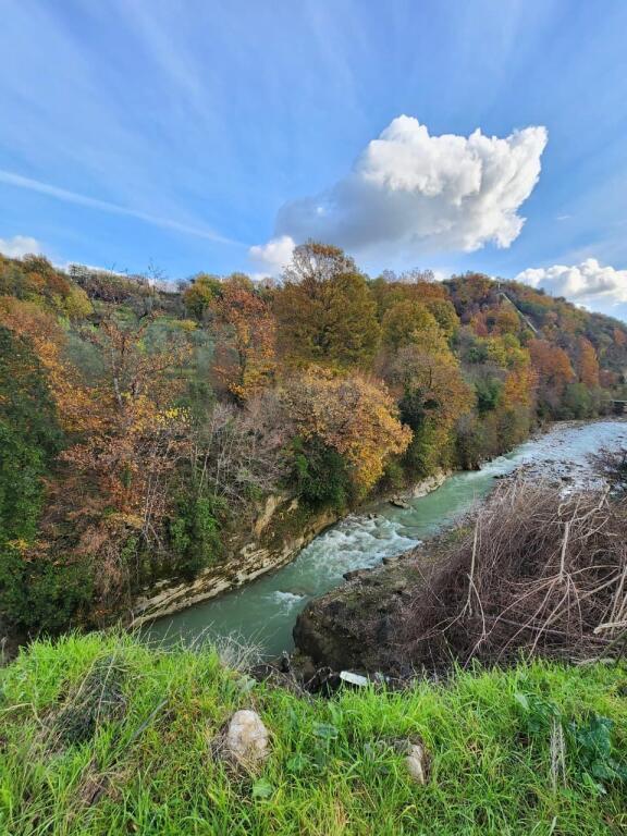 🌍 IN VENDITA: Terreno Agricolo 604 m² All'interno del Villaggio con Vista sulla Foresta &amp; Fiume📍Nel Villaggio IBË  39.200€ 🏕
