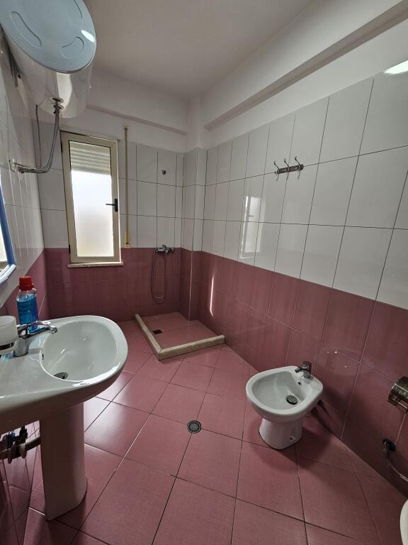 Affittasi: 2+1+2wc+2 balconi 📍Fresku  (vicino a Bunk arti) - 2° piano - 45.000 Lek - Sup.95m² - palazzo nuovo Arredato e molto vicino alla fermata dell'autobus. - ideale per famiglie