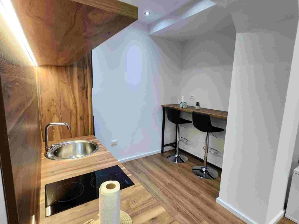 OFFICE FOR RENT 66 M2 SQUARE 21 1,000 EURO
