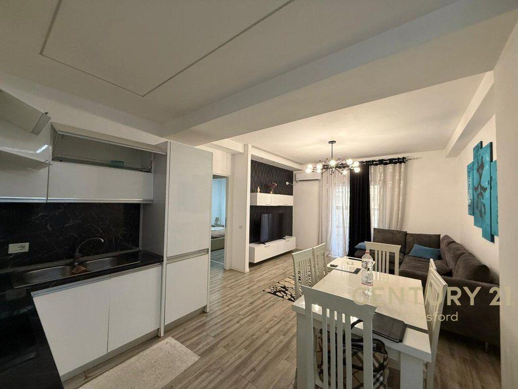 Jepet me qira apartament 1+1 në zonën e Komunës së Parisit.