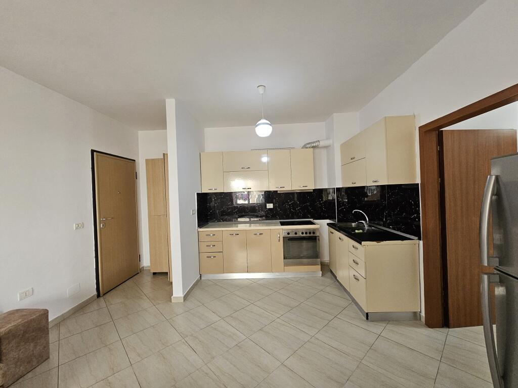 Affittasi: 2+1+2wc+2 balconi 📍Fresku  (vicino a Bunk arti) - 2° piano - 45.000 Lek - Sup.95m² - palazzo nuovo Arredato e molto vicino alla fermata dell'autobus. - ideale per famiglie