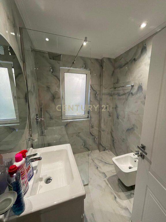 Apartament luksoz 2+1+2 Poste Parkimi me qira tek Liqeni i Thate