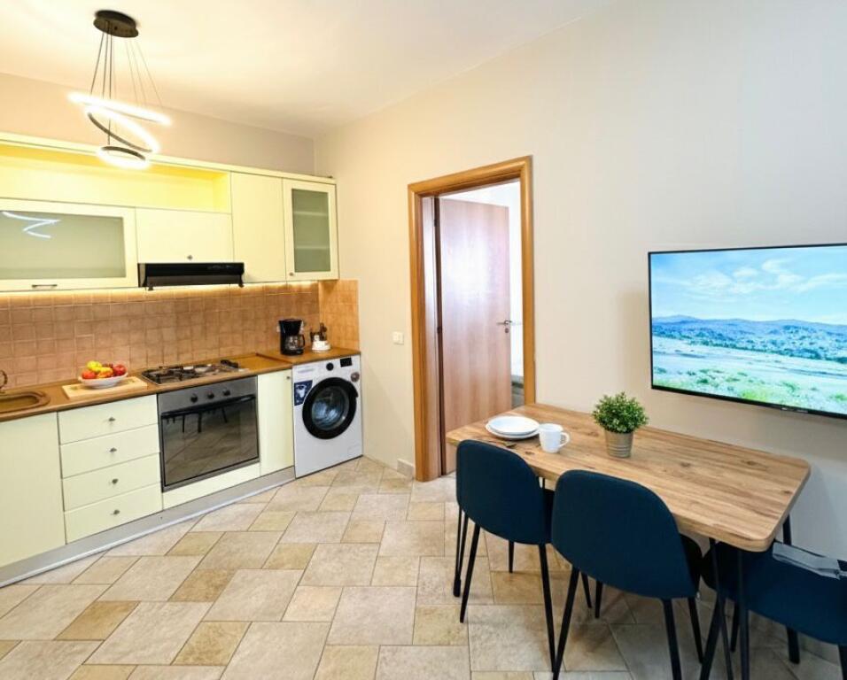 Jepet me qira apartament 1+1 në qendër të Tiranës,
