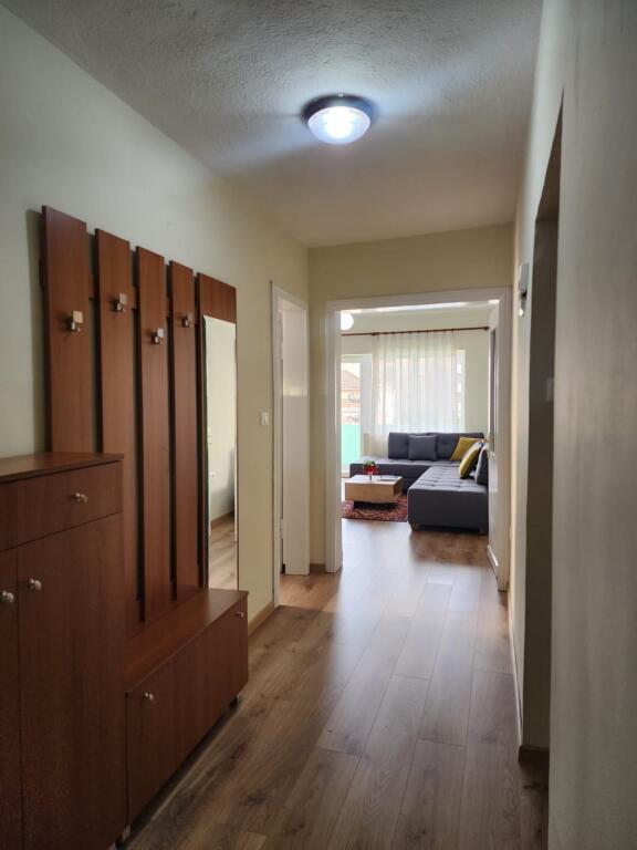 🏠 JEPET ME QIRA – APARTAMENT 1+1 NË QENDËR