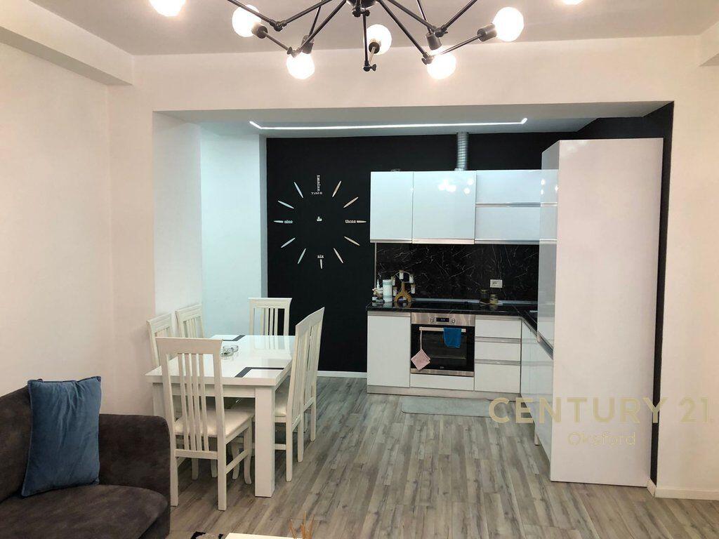Jepet me qira apartament 1+1 në zonën e Komunës së Parisit.