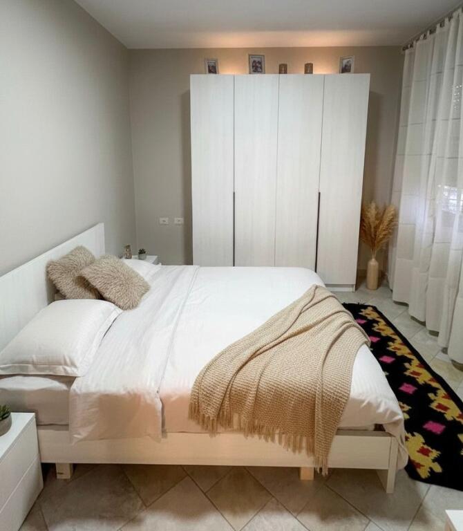 Jepet me qira apartament 1+1 në qendër të Tiranës,
