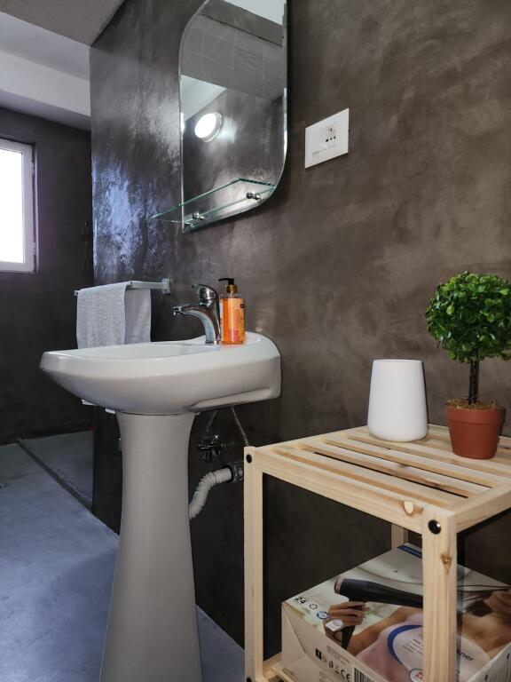🏠 JEPET ME QIRA – APARTAMENT 1+1 NË QENDËR