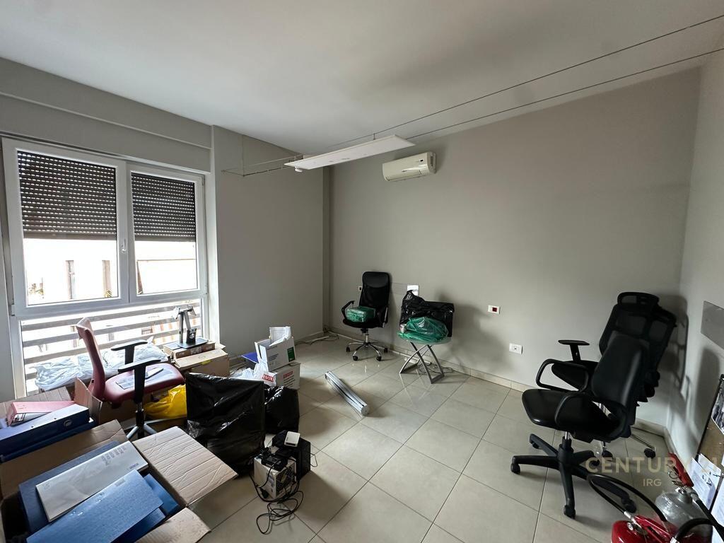 Ambient Per Zyra Tek Rruga e Bogdaneve!