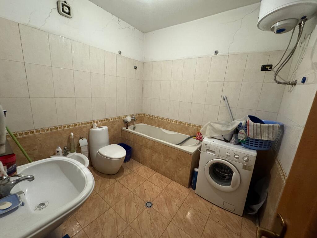 Appartamento 2+1+2 in affitto – Myslym Shyr  Appartamento 2+1+2 in affitto, 4° piano, in un palazzo con ascensore. Situato nella zona di Myslym Shyr, di fronte alla Direzione della Polizia.  💶 Prezzo: 600 € (non trattabile)