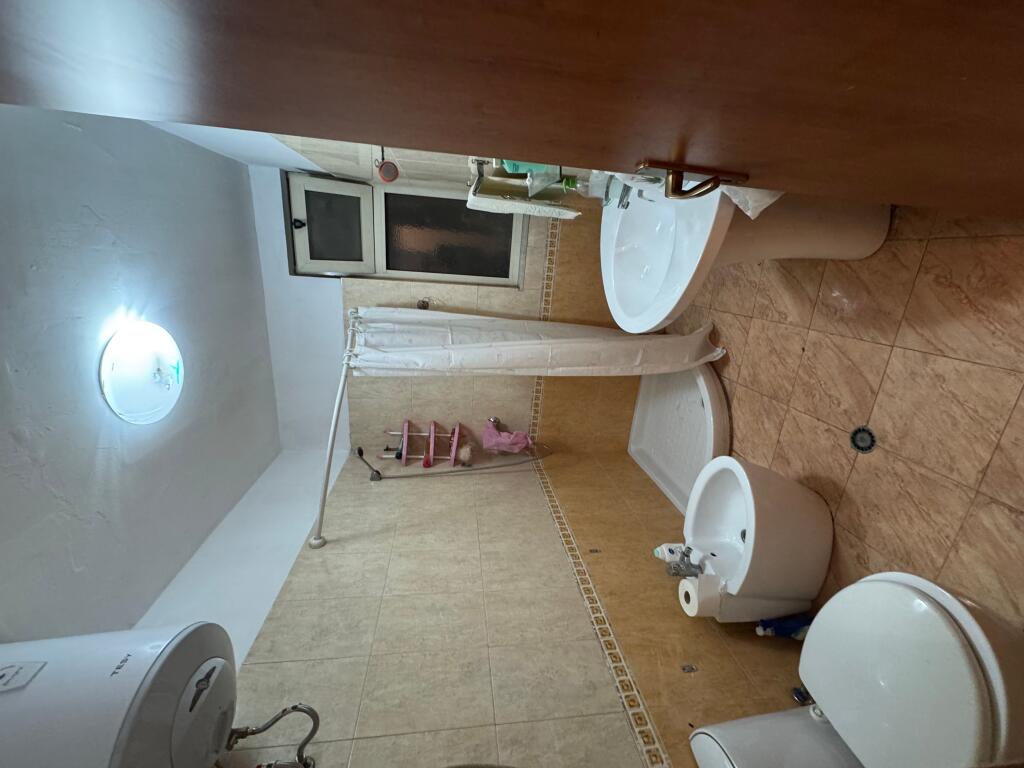 Appartamento 2+1+2 in affitto – Myslym Shyr  Appartamento 2+1+2 in affitto, 4° piano, in un palazzo con ascensore. Situato nella zona di Myslym Shyr, di fronte alla Direzione della Polizia.  💶 Prezzo: 600 € (non trattabile)