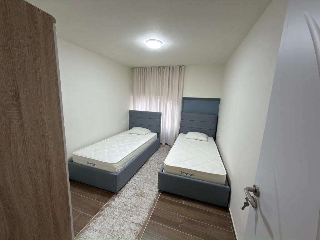 🏡 Appartamento 2+1 in affitto 📍 Posizione: Vicino alla Stazione dei Treni 💰 Prezzo: 70.000 lek / mese
