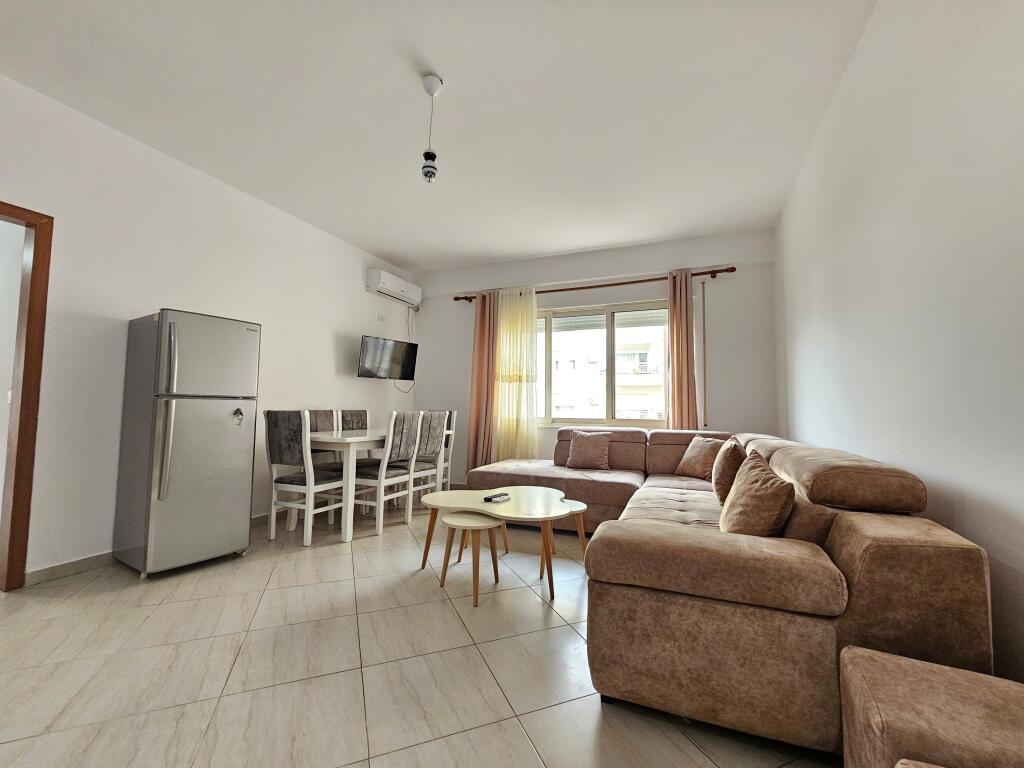 Affittasi: 2+1+2wc+2 balconi 📍Fresku  (vicino a Bunk arti) - 2° piano - 45.000 Lek - Sup.95m² - palazzo nuovo Arredato e molto vicino alla fermata dell'autobus. - ideale per famiglie