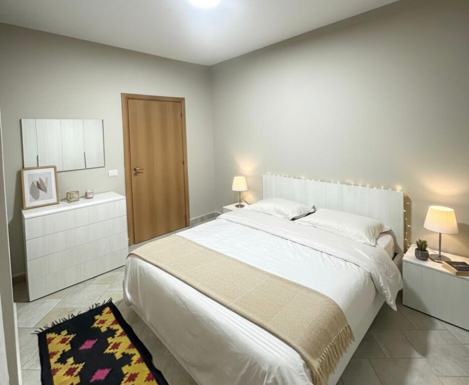 Jepet me qira apartament 1+1 në qendër të Tiranës,
