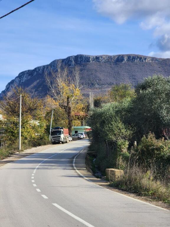 TERRENO AGRICOLO IN VENDITA: 1400 m² Vicino alla Strada Principale || (📍Nel Villaggio IBË) || 98.000€ 🏕
