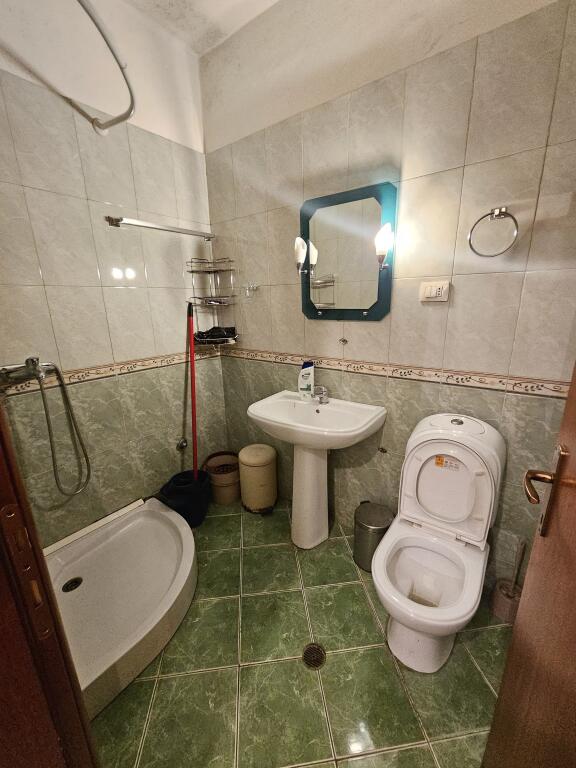 NE Fresk Jepet me Qera: 1+1📍Rruga e Thesarit (Prane Supermarket SPAR ) - Kati.5 - 35,000 Lek - S.75m² || pranë stacionin të urbanit e mobiluar