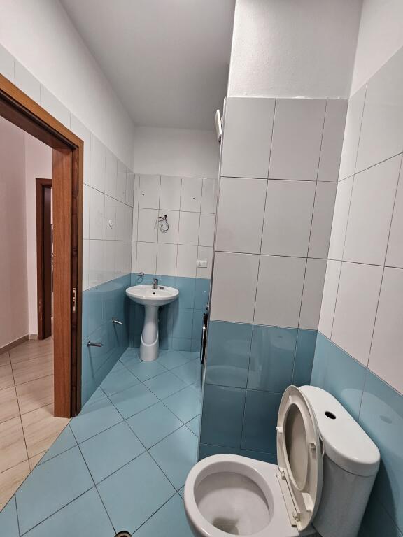 Affittasi: 2+1+2wc+2 balconi 📍Fresku  (vicino a Bunk arti) - 2° piano - 45.000 Lek - Sup.95m² - palazzo nuovo Arredato e molto vicino alla fermata dell'autobus. - ideale per famiglie