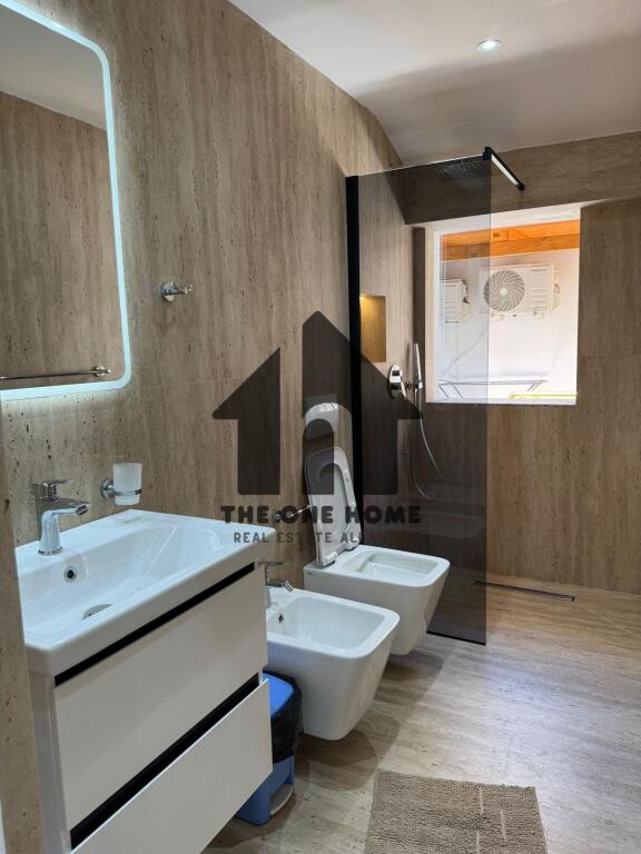 Qera 1+1 Komune Parisit (Lulishtja prane)