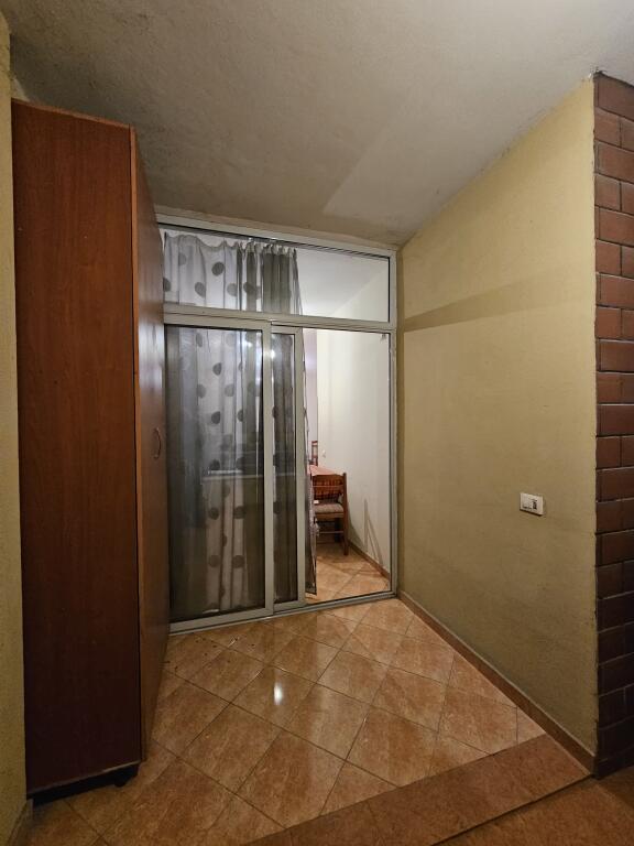 NE Fresk Jepet me Qera: 1+1📍Rruga e Thesarit (Prane Supermarket SPAR ) - Kati.5 - 35,000 Lek - S.75m² || pranë stacionin të urbanit e mobiluar