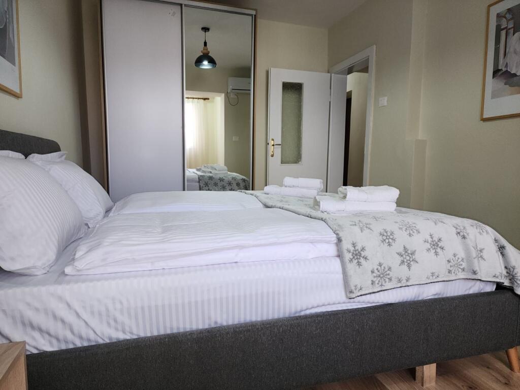 🏠 JEPET ME QIRA – APARTAMENT 1+1 NË QENDËR