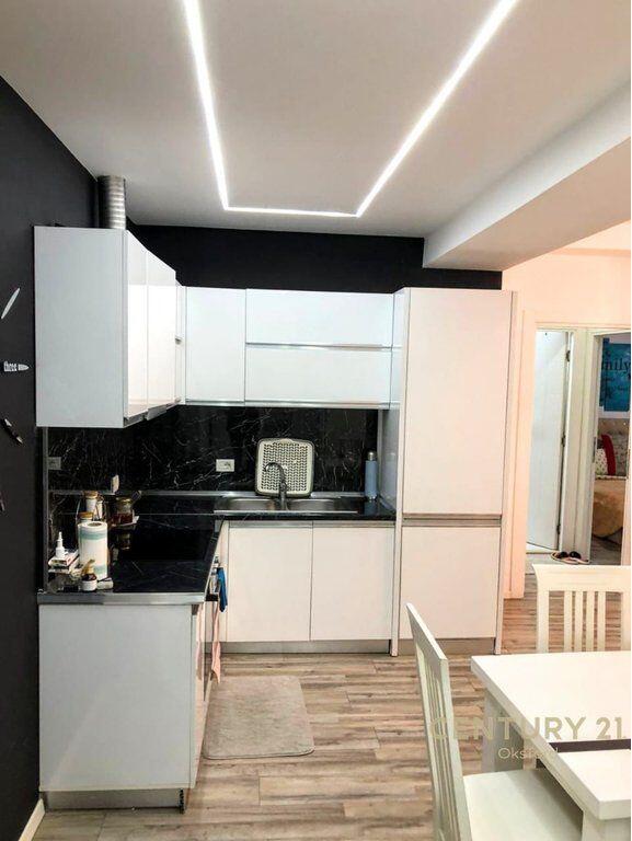 Jepet me qira apartament 1+1 në zonën e Komunës së Parisit.