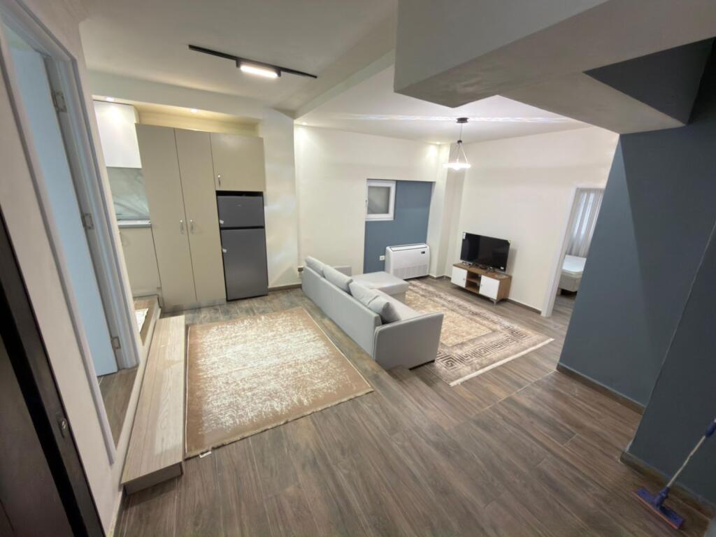 🏡 Appartamento 2+1 in affitto 📍 Posizione: Vicino alla Stazione dei Treni 💰 Prezzo: 70.000 lek / mese