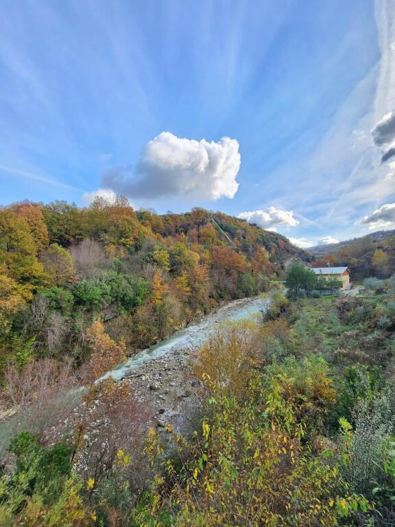 🌍 IN VENDITA: Terreno Agricolo 604 m² All'interno del Villaggio con Vista sulla Foresta &amp; Fiume📍Nel Villaggio IBË  39.200€ 🏕