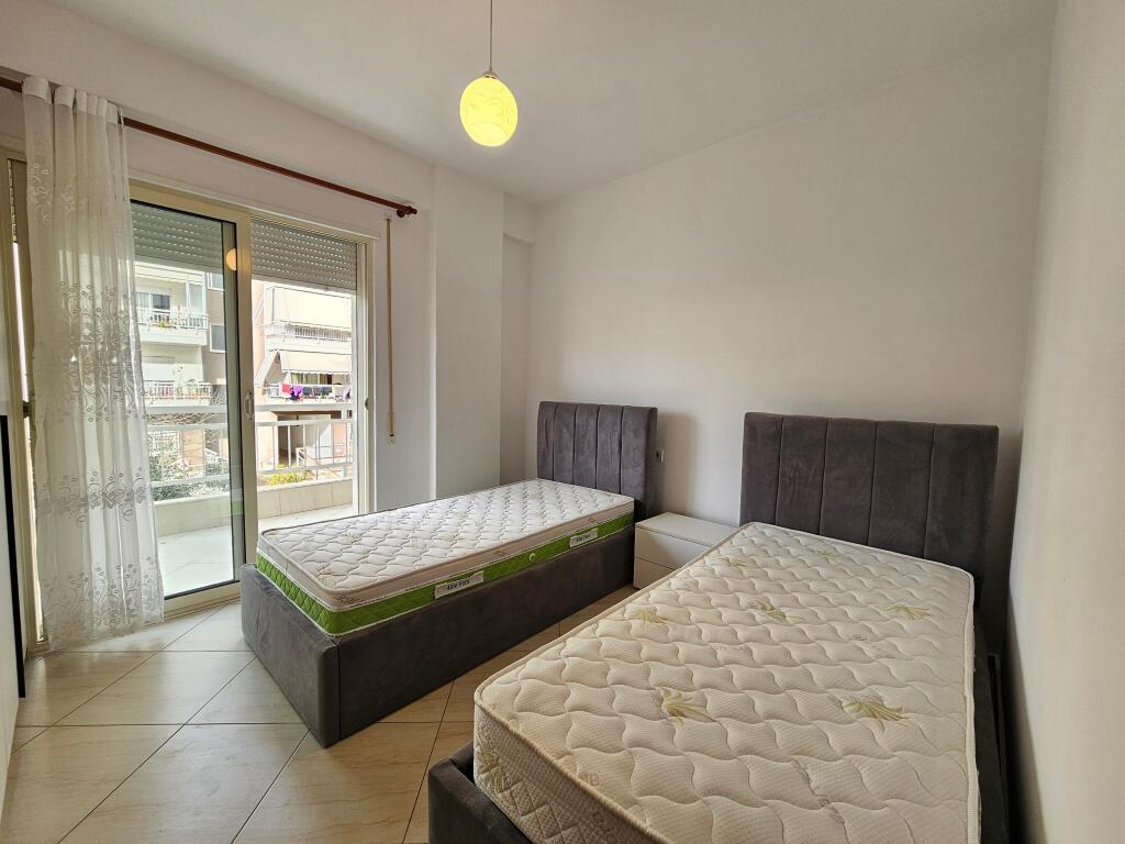 Affittasi: 2+1+2wc+2 balconi 📍Fresku  (vicino a Bunk arti) - 2° piano - 45.000 Lek - Sup.95m² - palazzo nuovo Arredato e molto vicino alla fermata dell'autobus. - ideale per famiglie