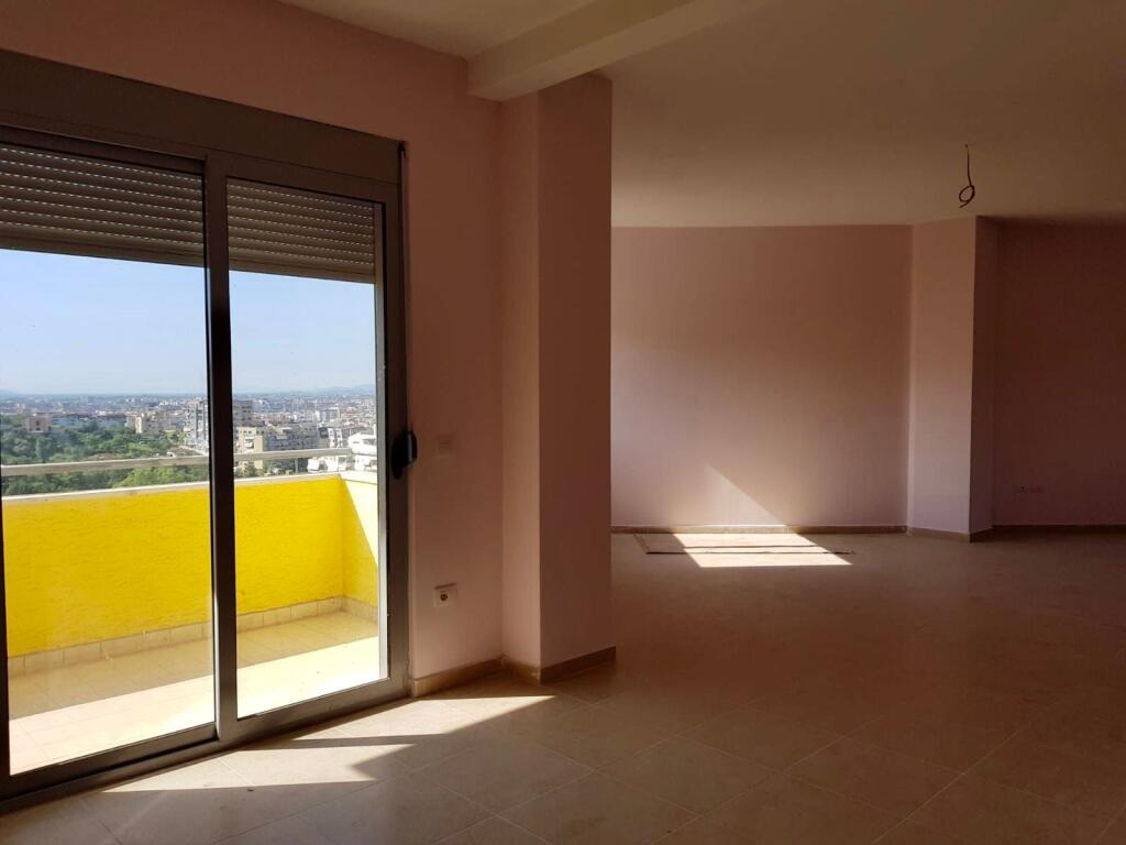 📣 SHITET Apartament 3+1 Me 3 Tualete 📍 Pranë Liqenit Te Thate 🛣️ Rruga "Peti" ✨