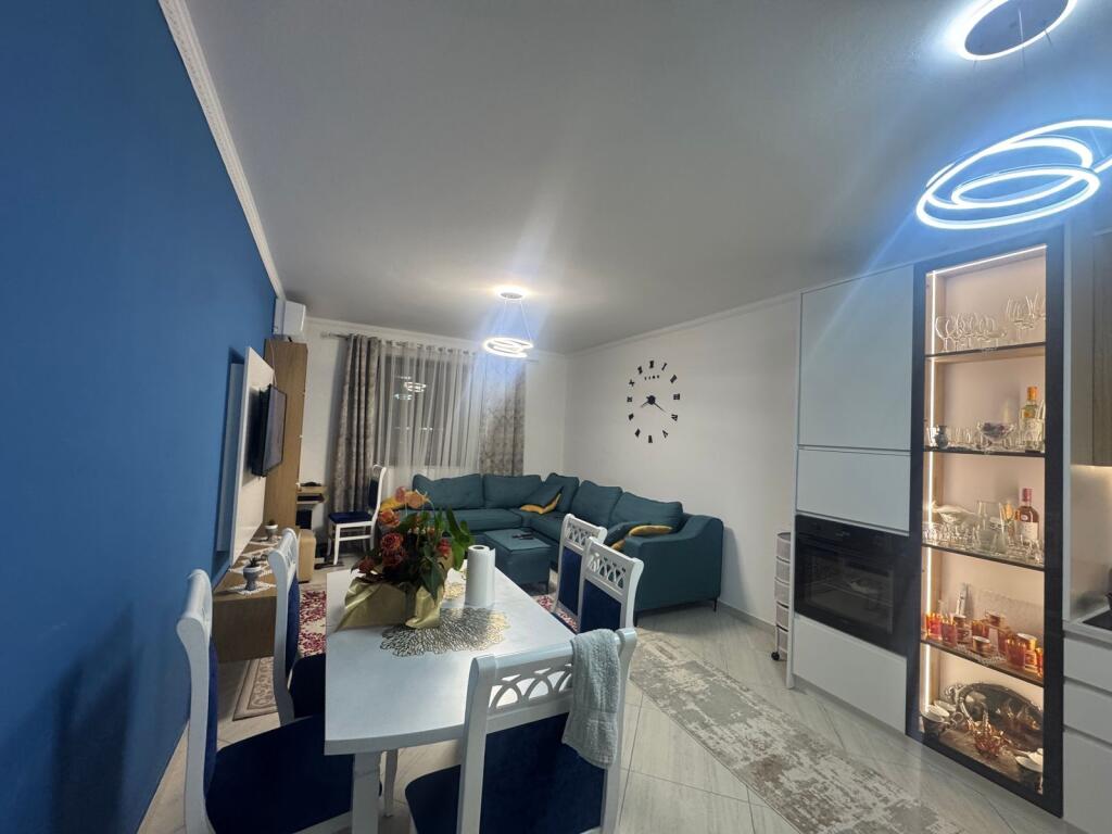 Shitet Apartament 3+1+2