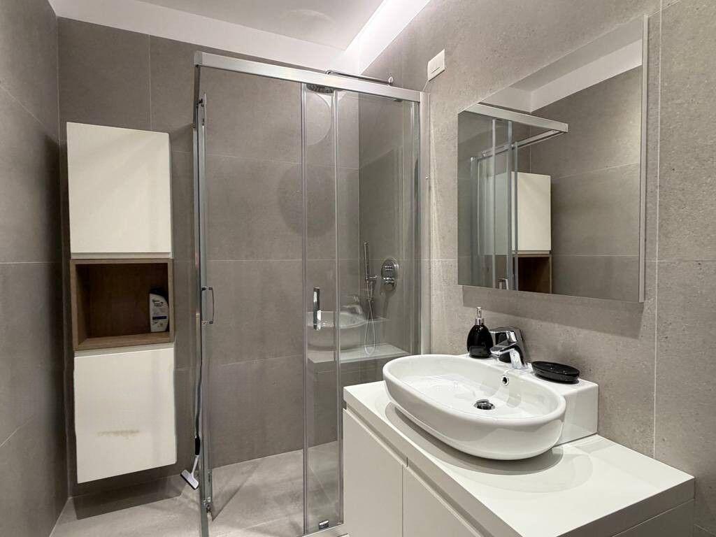 Apartament 1+1 + post parkimi ne rrugen e Barrikadave, prane Qendres! 1,000 € /Mu