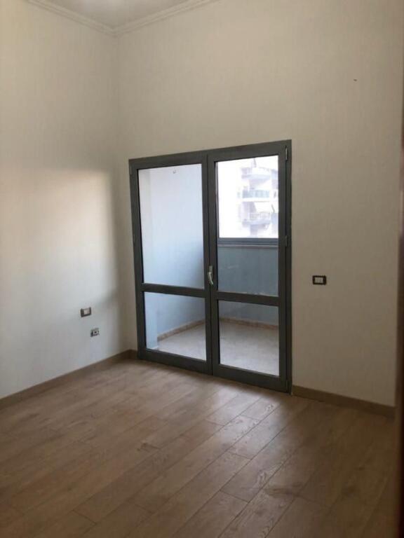Locale per ufficio in affitto a Zogu i Zi.