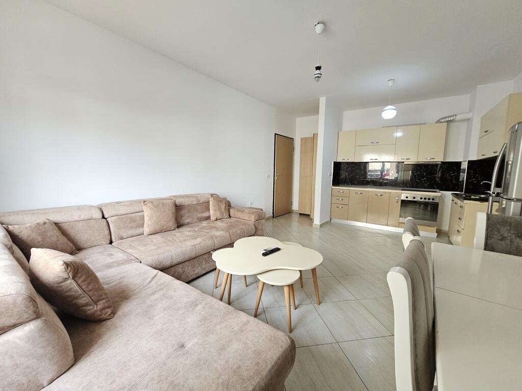 Affittasi: 2+1+2wc+2 balconi 📍Fresku  (vicino a Bunk arti) - 2° piano - 45.000 Lek - Sup.95m² - palazzo nuovo Arredato e molto vicino alla fermata dell'autobus. - ideale per famiglie