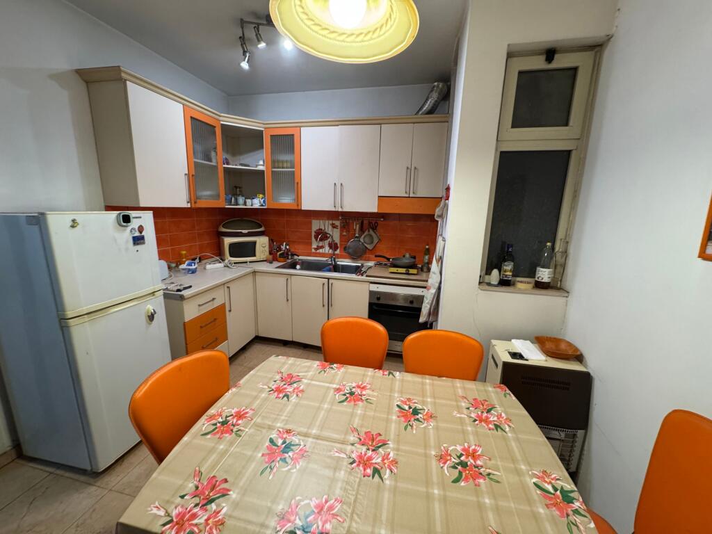 Appartamento 2+1+2 in affitto – Myslym Shyr  Appartamento 2+1+2 in affitto, 4° piano, in un palazzo con ascensore. Situato nella zona di Myslym Shyr, di fronte alla Direzione della Polizia.  💶 Prezzo: 600 € (non trattabile)