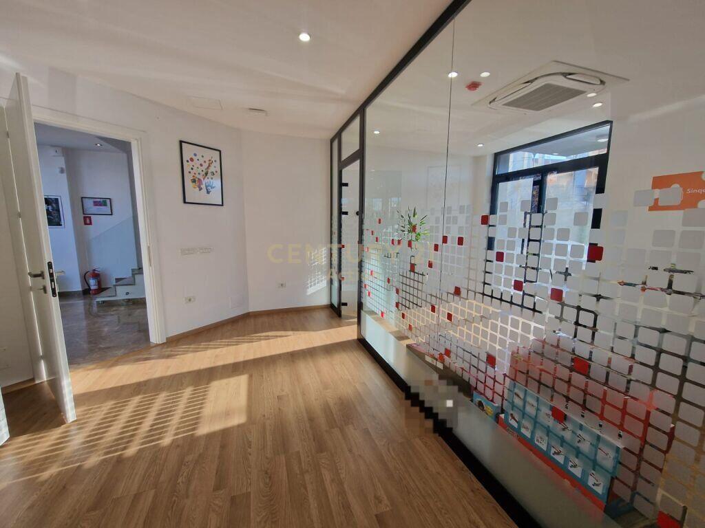 SAUK, AFFITTASI EDIFICIO DI 5 PIANI IN STRADA PRINCIPALE!