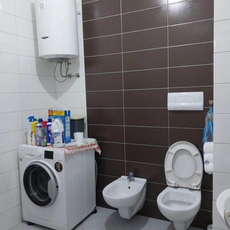 Jepet me qera apartament 2+1,kati i 4 me ashensor ne Fresk tek Pasticeri Albi.