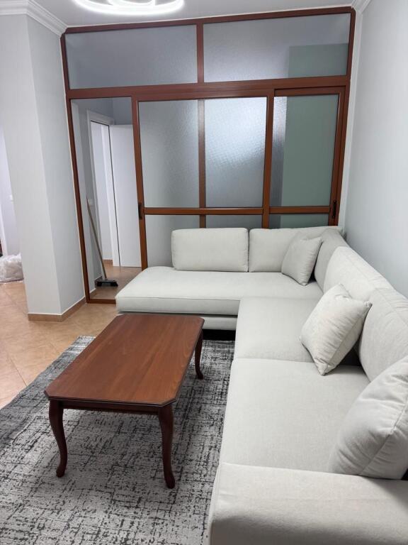 Apartament 2+1 me qira tek Rruga e Kavajes!
