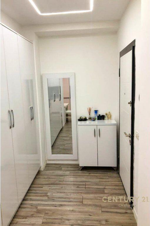 Jepet me qira apartament 1+1 në zonën e Komunës së Parisit.