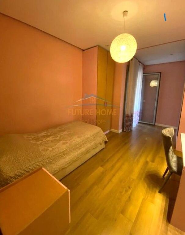 Affitto, Appartamento 3+1+2+Posto auto, Kinostudio, Tirana.