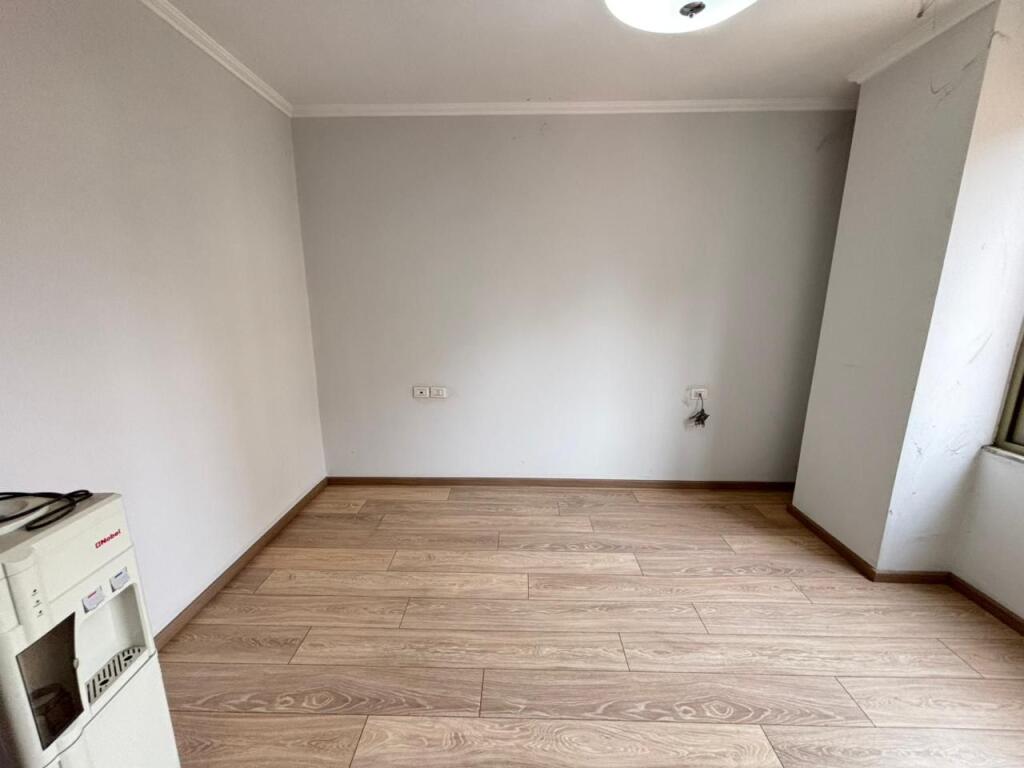Shitet apartament 2+1 te 21 Dhjetori perballe bar "Oslo"