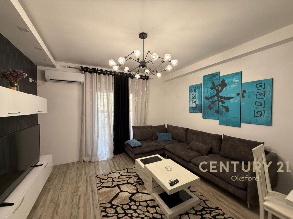Jepet me qira apartament 1+1 në zonën e Komunës së Parisit.