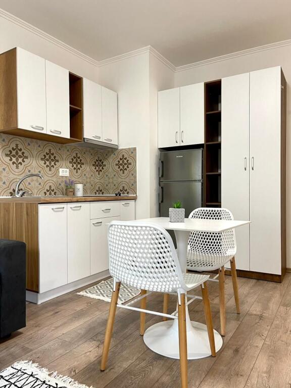 Jepet apartament me qera 1+1 shkembi kavajes