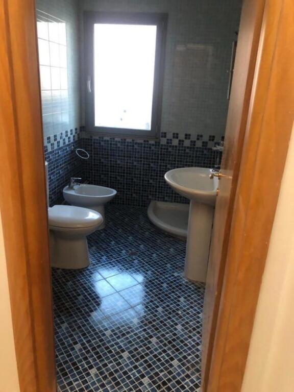 Locale per ufficio in affitto a Zogu i Zi.