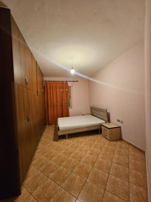 NE Fresk Jepet me Qera: 1+1📍Rruga e Thesarit (Prane Supermarket SPAR ) - Kati.5 - 35,000 Lek - S.75m² || pranë stacionin të urbanit e mobiluar