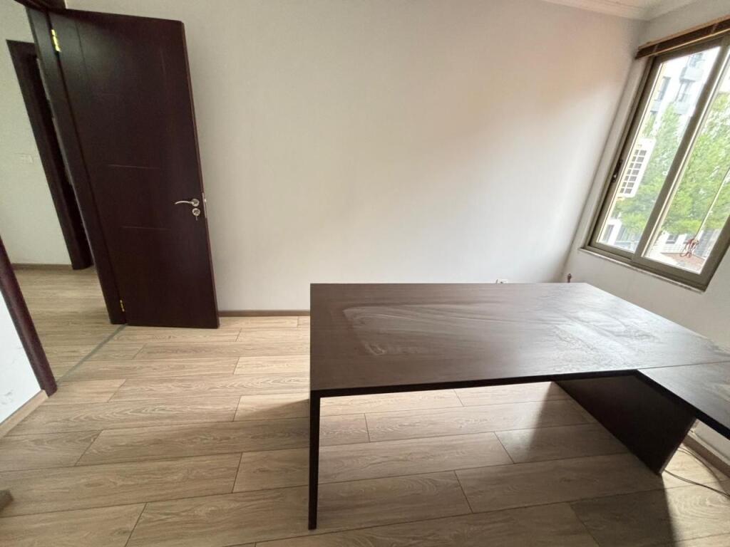 Shitet apartament 2+1 te 21 Dhjetori perballe bar "Oslo"