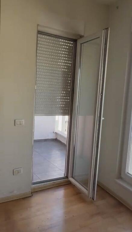 Affittasi appartamento vuoto 3+1+2 bagni nel complesso Kontakt a 21 dhjetori