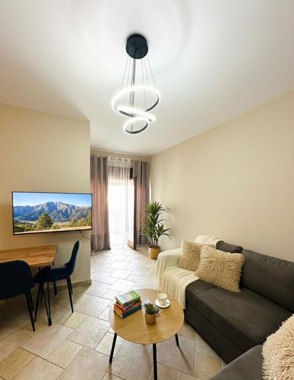 Jepet me qira apartament 1+1 në qendër të Tiranës,
