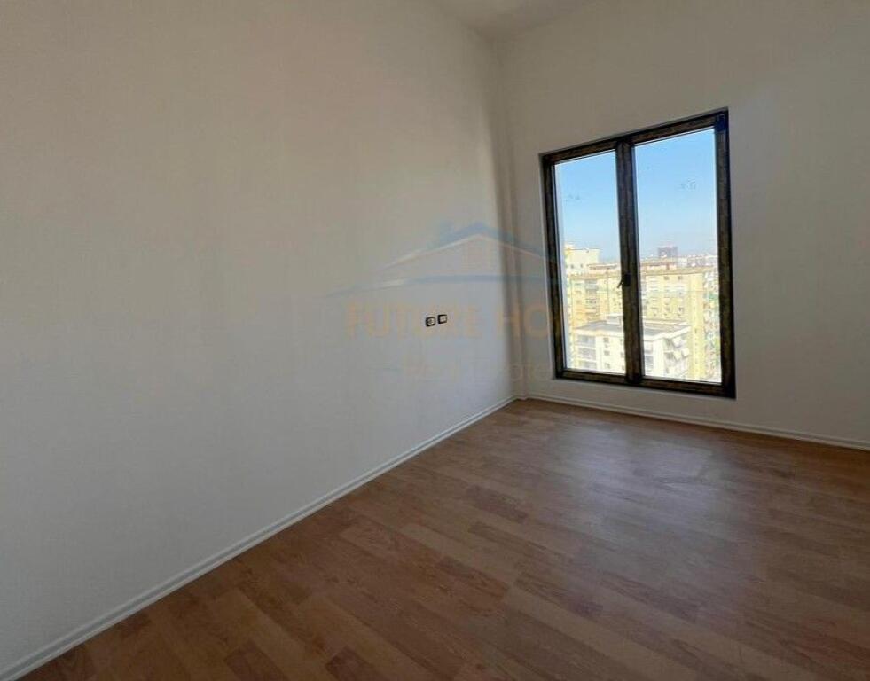 Shitet, Penthouse 3+1+2, Rruga e Barrikadave, Tiranë.