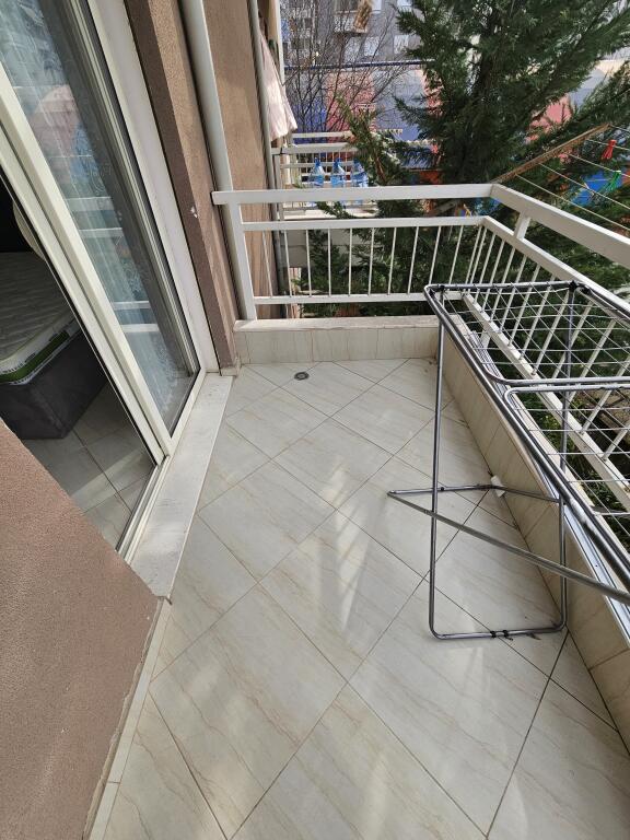 Affittasi: 2+1+2wc+2 balconi 📍Fresku  (vicino a Bunk arti) - 2° piano - 45.000 Lek - Sup.95m² - palazzo nuovo Arredato e molto vicino alla fermata dell'autobus. - ideale per famiglie