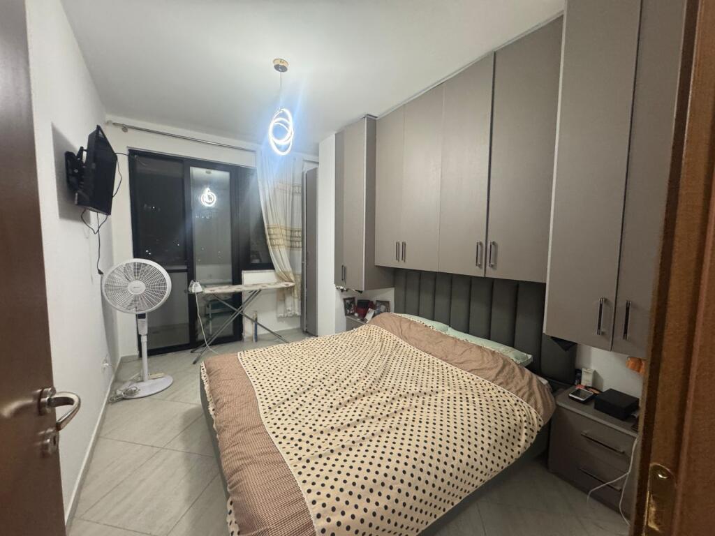Shitet Apartament 3+1+2